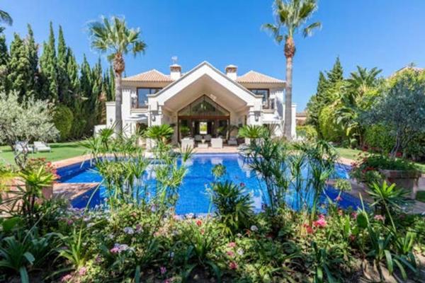 Stunning 5 bedroom villa situated in Aloha 