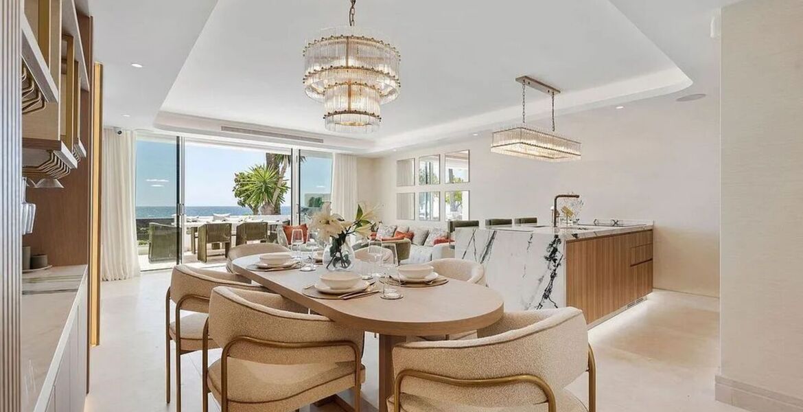 Frontline beach apartment in Puente Romano