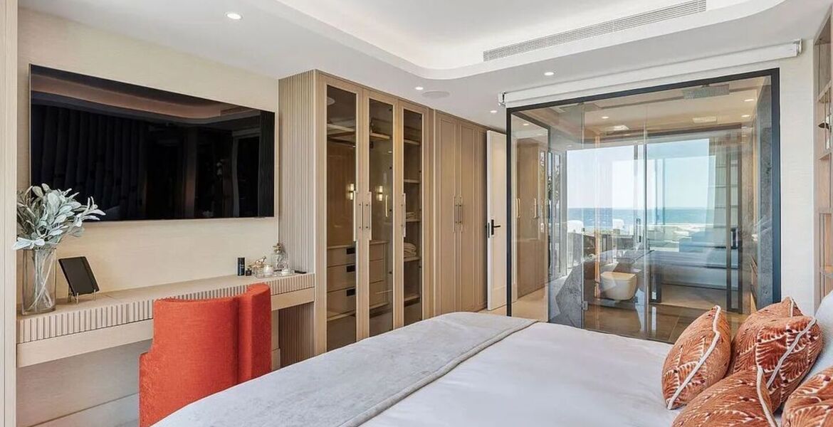 Frontline beach apartment in Puente Romano