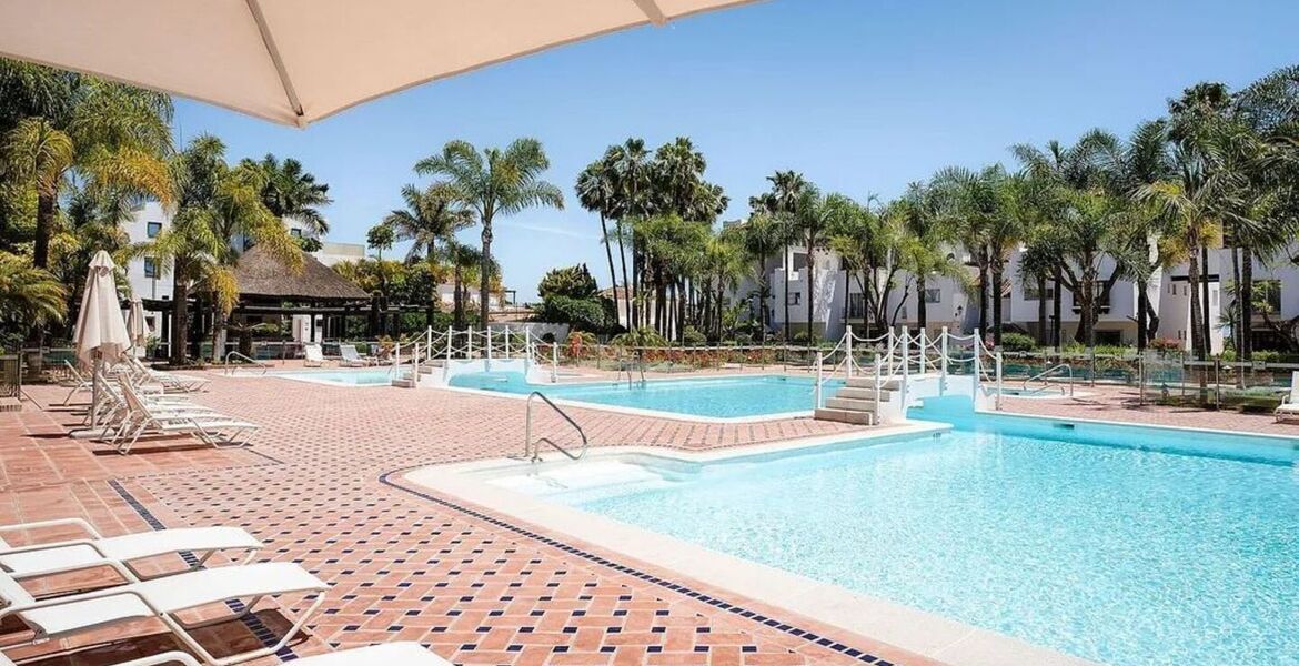 Frontline beach apartment in Puente Romano