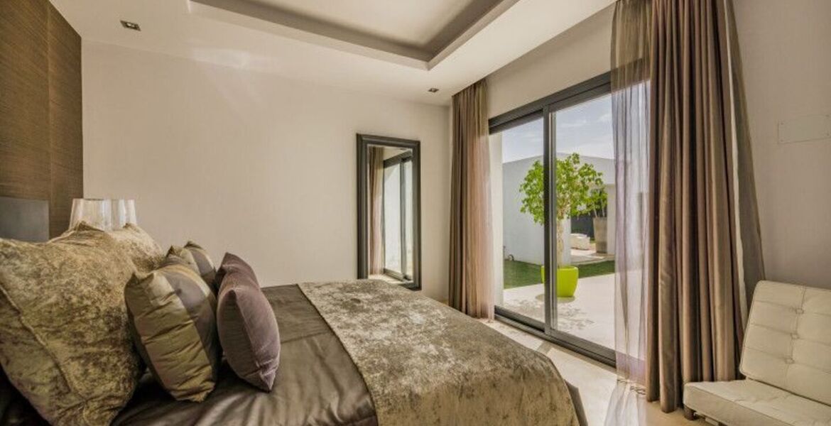 Villa contemporánea cerca de Puerto Banús con vistas al mar