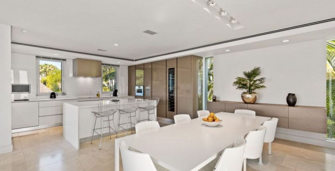 Villa contemporánea en Puente Romano con Smart Home