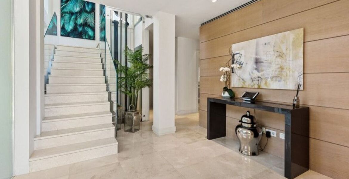 Villa contemporánea en Puente Romano con Smart Home