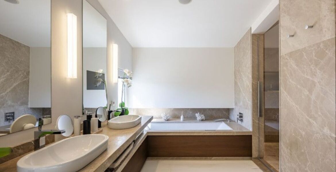 Villa contemporánea en Puente Romano con Smart Home