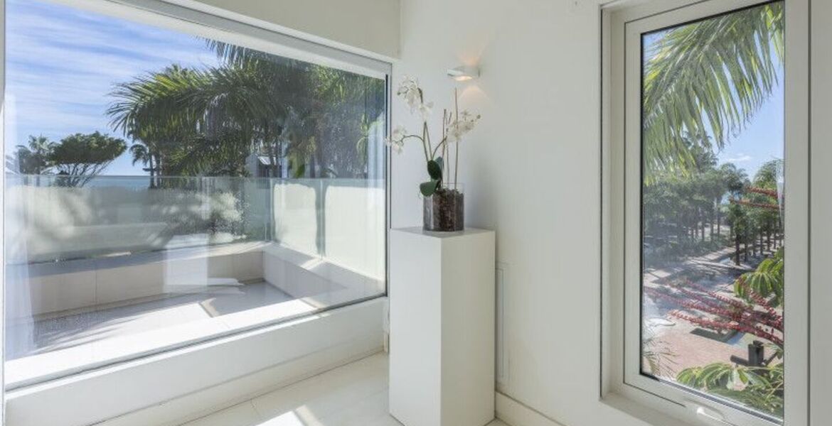 Villa contemporánea en Puente Romano con Smart Home