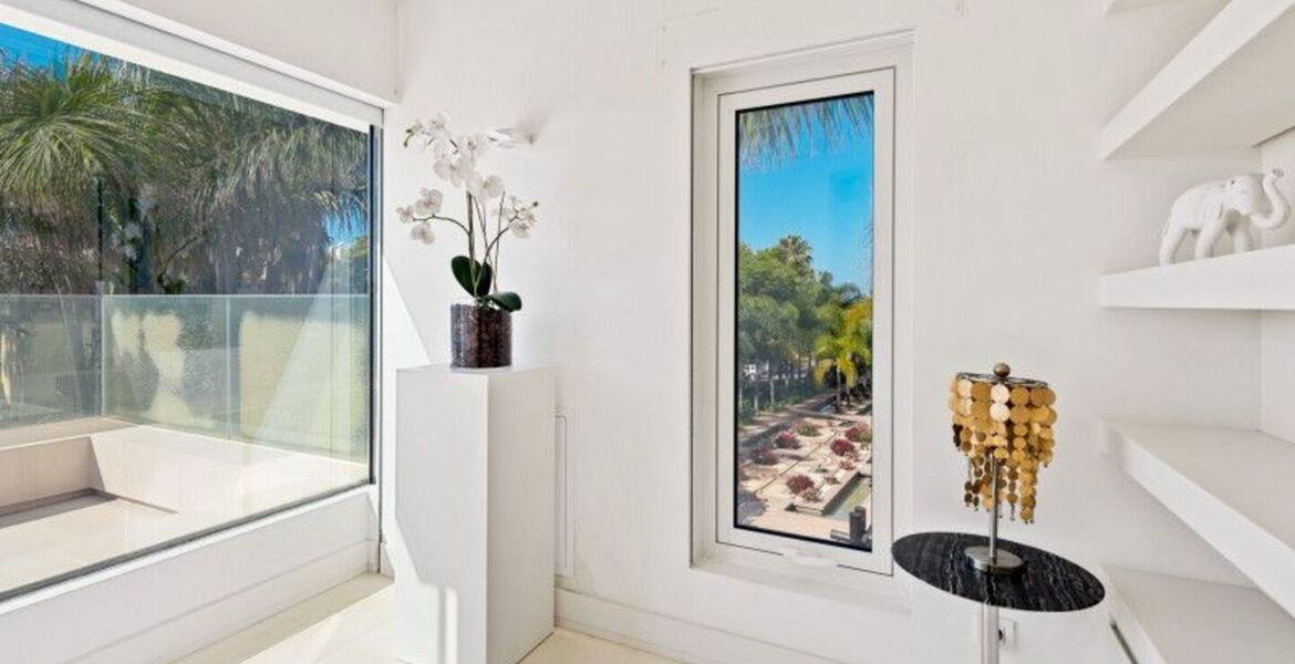 Villa contemporánea en Puente Romano con Smart Home