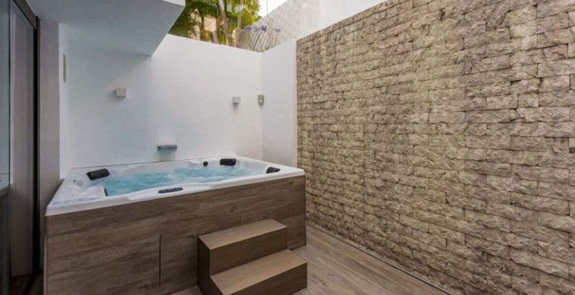 Villa contemporánea en Puente Romano con Smart Home