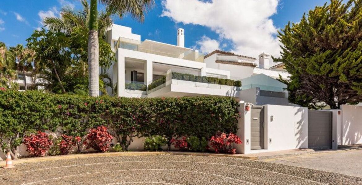 Villa contemporánea en Puente Romano con Smart Home