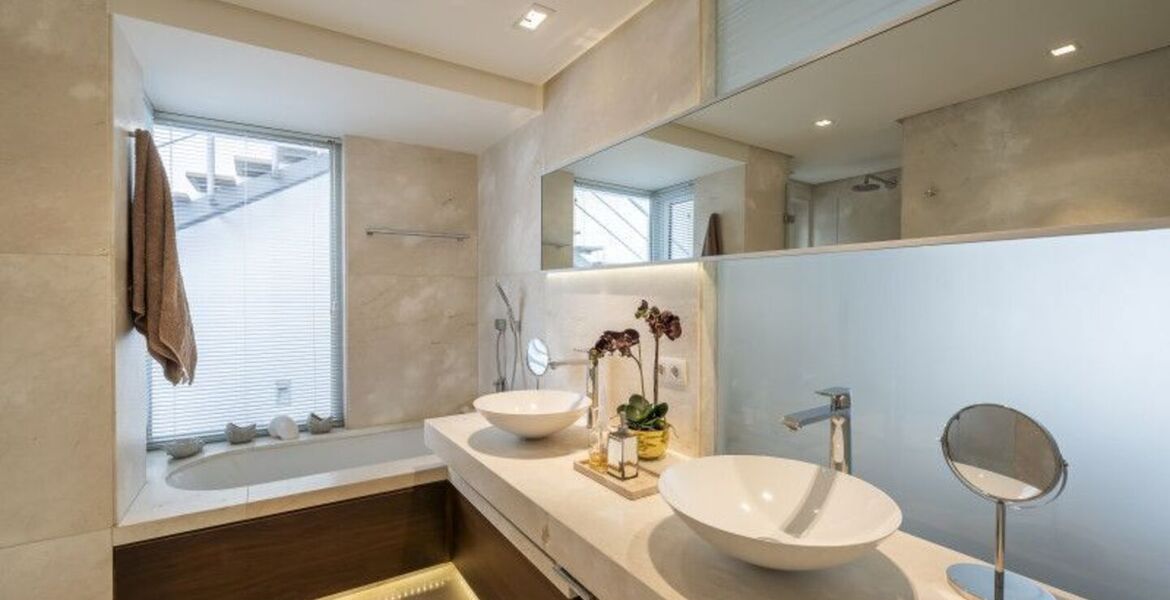 Villa contemporánea en Puente Romano con Smart Home
