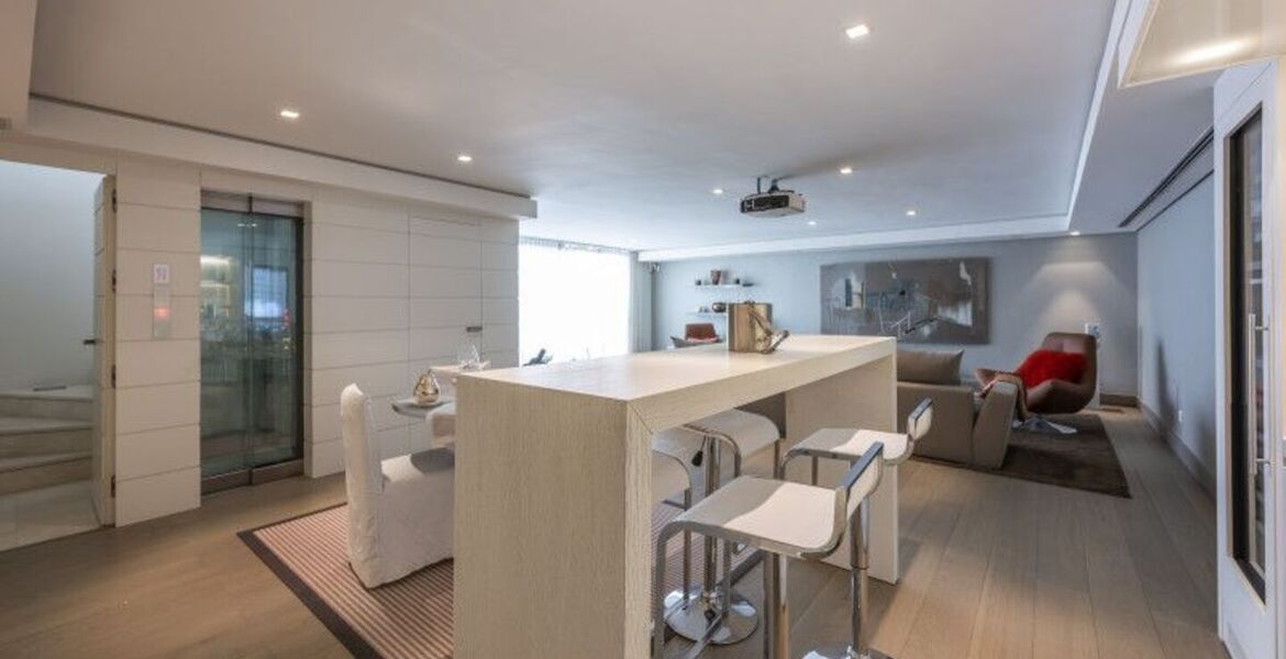 Villa contemporánea en Puente Romano con Smart Home