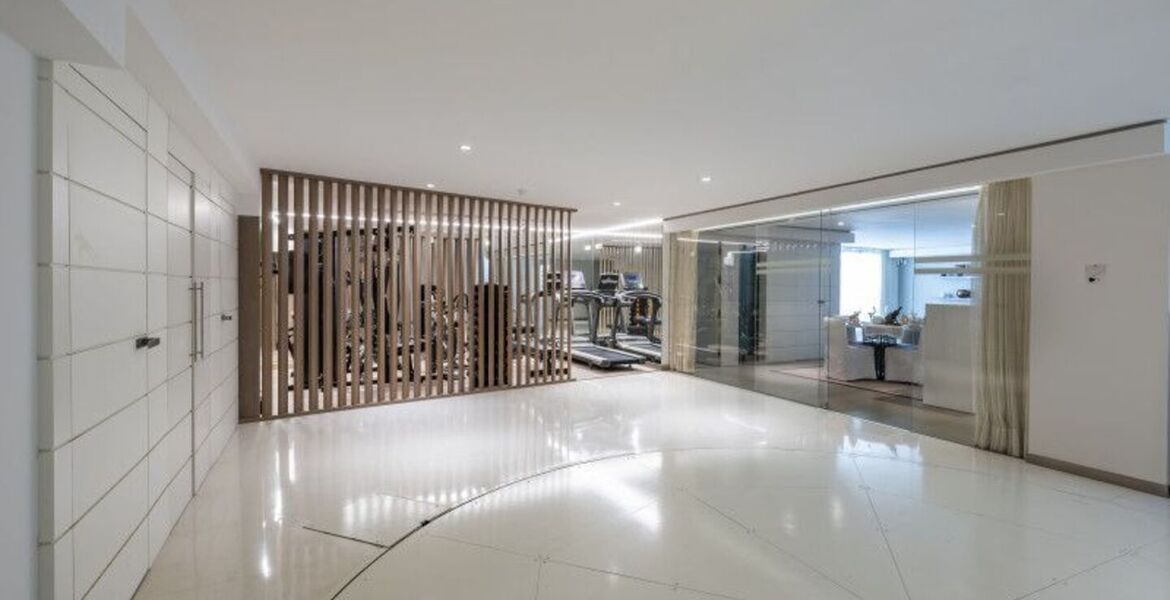 Villa contemporánea en Puente Romano con Smart Home
